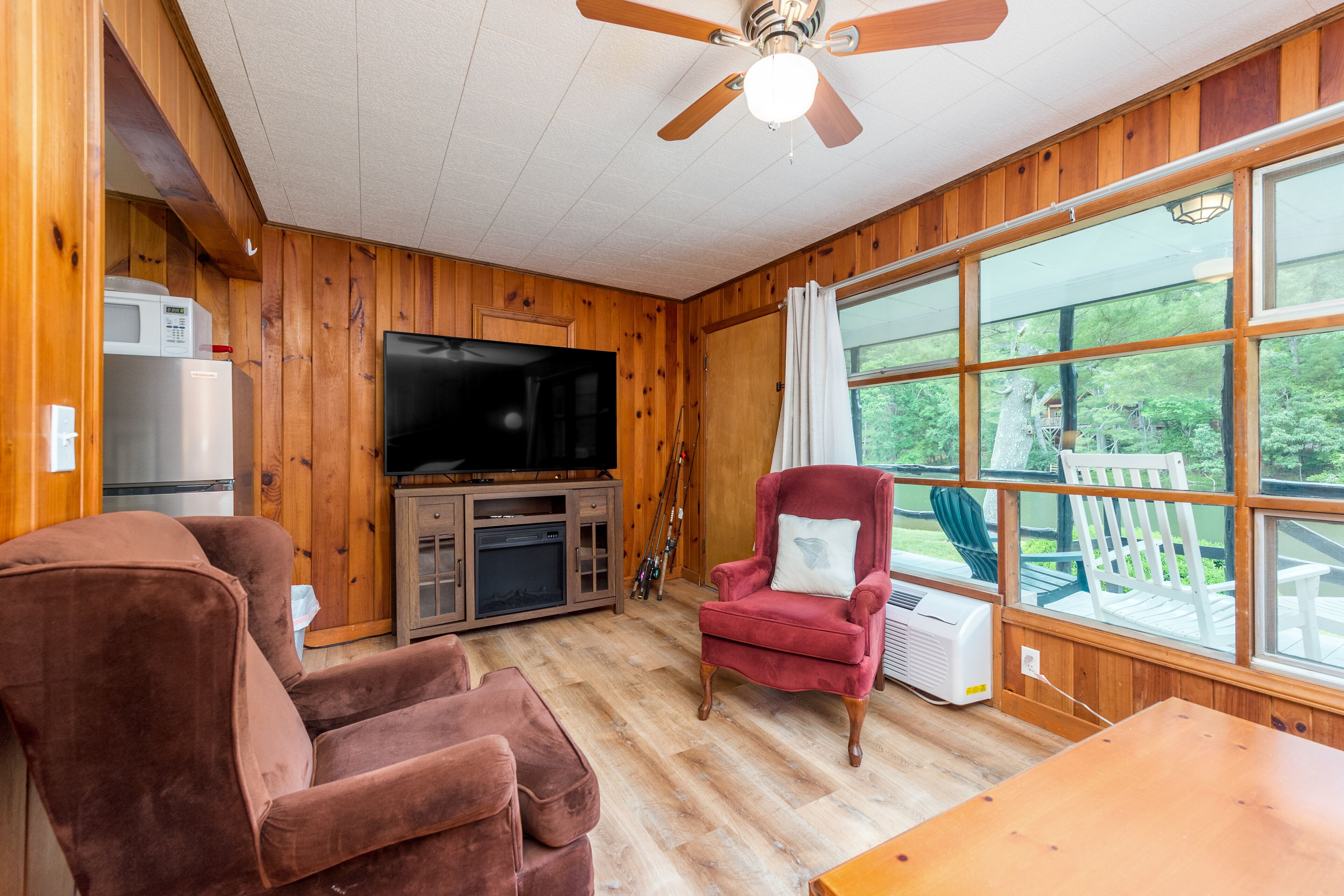 Lakefront retreat with pool, tennis, firepit, canoes & picnic areas - dogs OK