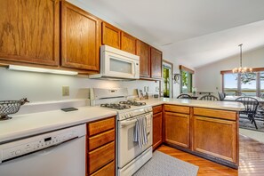 Fridge, microwave, oven, stovetop - 12-acre mountain-view retreat with private hot tub, fireplace & club pool access (Beech Mountain)