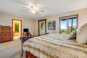 4 bedrooms, travel crib, internet, bed sheets - 12-acre mountain-view retreat with private hot tub, fireplace & club pool access (Beech Mountain)