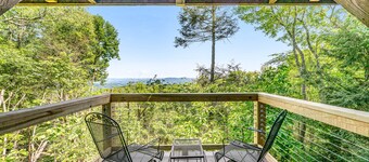 12-acre mountain-view retreat with private hot tub, fireplace & club pool access