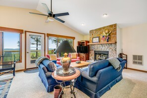 TV, fireplace - 12-acre mountain-view retreat with private hot tub, fireplace & club pool access (Beech Mountain)