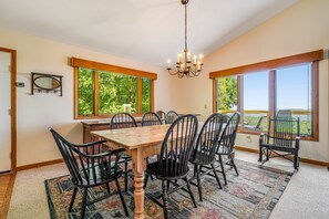 Dining - 12-acre mountain-view retreat with private hot tub, fireplace & club pool access (Beech Mountain)