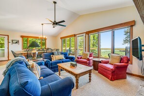 TV, fireplace - 12-acre mountain-view retreat with private hot tub, fireplace & club pool access (Beech Mountain)