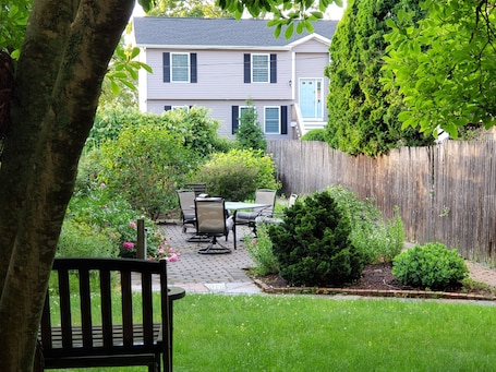 Outdoor dining. Garden Oasis Historic Area Bristol, 3 Bedroom, 4 beds on 3rd Floor Onsite Parkng