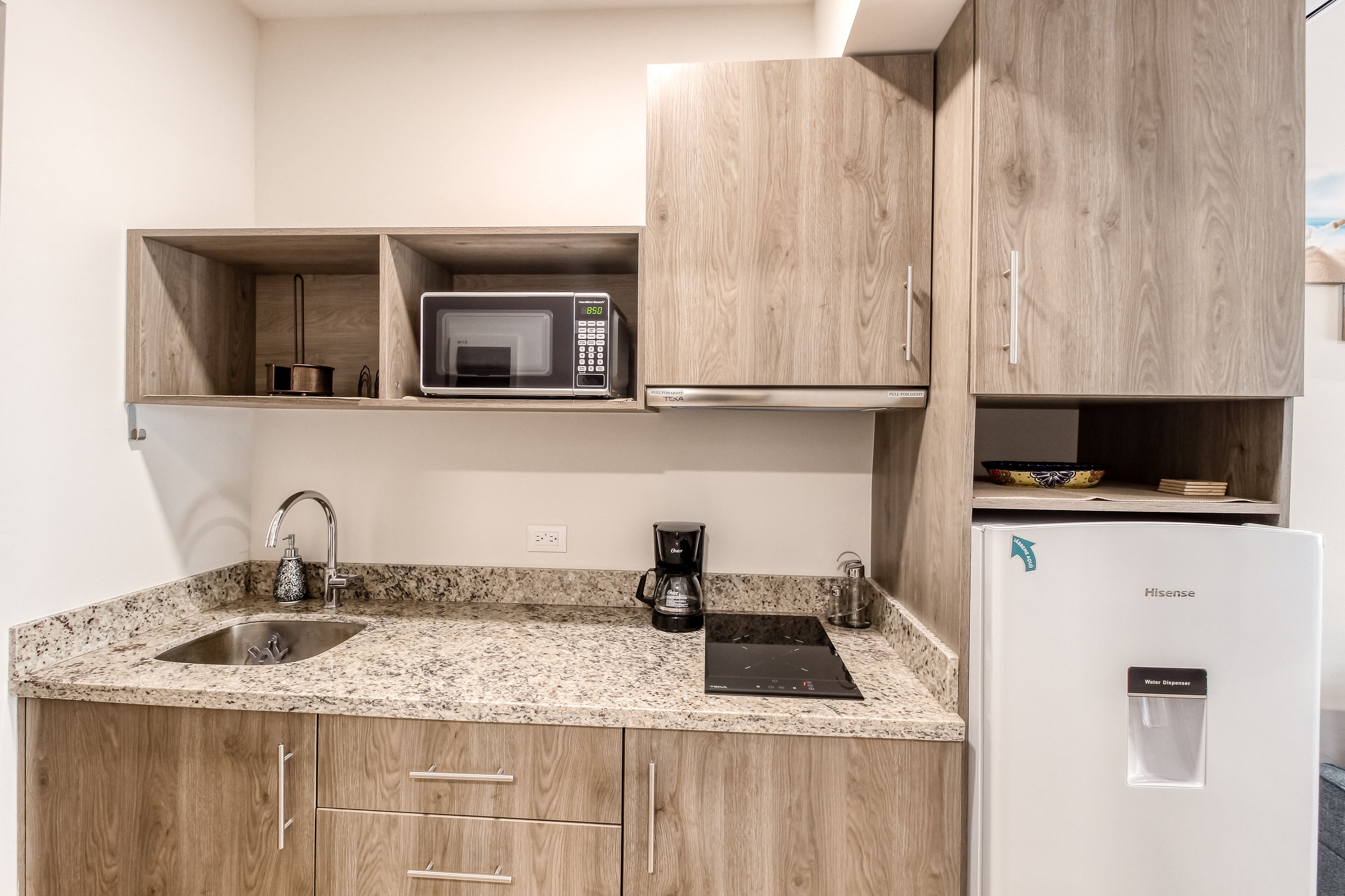 Een koelkast, een kookplaat, een koffiezetapparaat/waterkoker