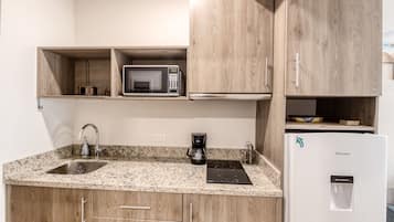 Een koelkast, een kookplaat, een koffiezetapparaat/waterkoker