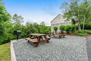 Outdoor dining - Beautiful home close to outdoor activities with WiFi, private washer/dryer, deck (Seven Devils)
