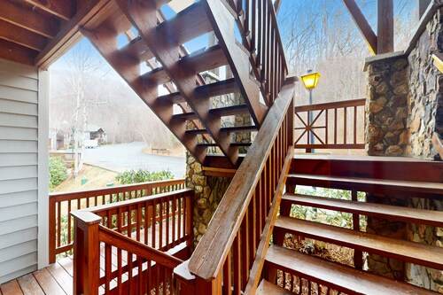 Beautiful home close to outdoor activities with WiFi, private washer/dryer, deck