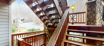 Beautiful home close to outdoor activities with WiFi, private washer/dryer, deck