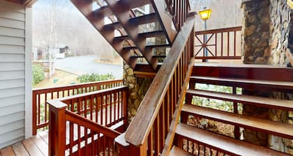 Beautiful home close to outdoor activities with WiFi, private washer/dryer, deck