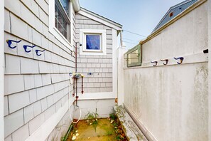 المنطقة المحيطة بالمنشأة