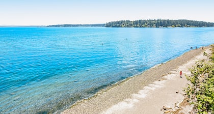 Charming condo with bay views, 2 kayaks, free WiFi & steps from the waterfront