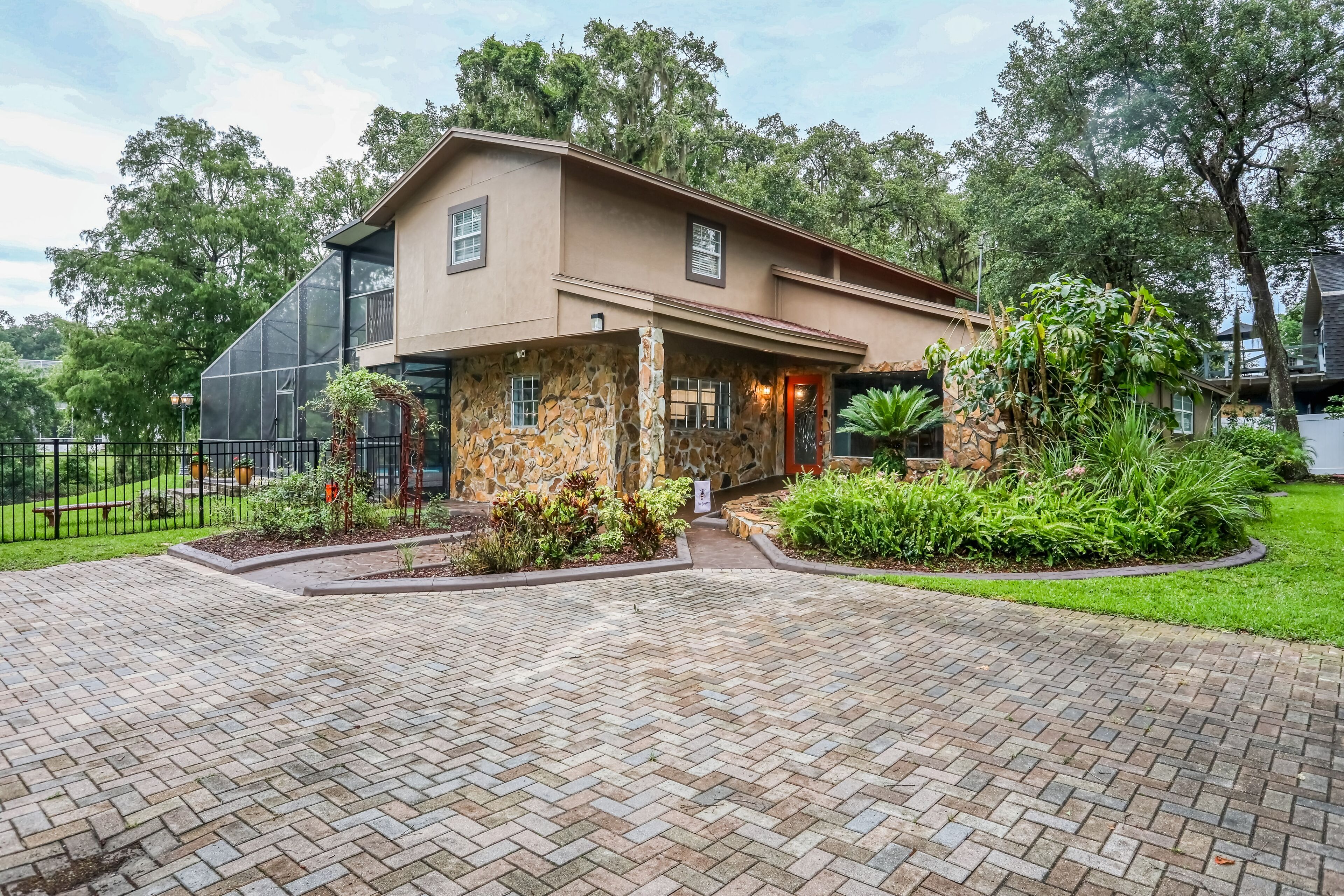 Riverfront retreat with pool/spa, outdoor kitchen, firepit, dock, sauna & games