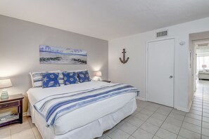 1 bedroom, iron/ironing board, internet, bed sheets - Breezy condo with balcony, pool, fast WiFi, central AC & W/D (Port Aransas)
