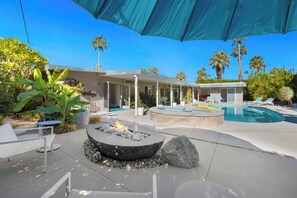A heated pool - Sunset Glamour - Enchanting Luxury Zen Retreat (Palm Springs)