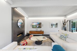 Smart TV, chimenea, oficina y impresora 