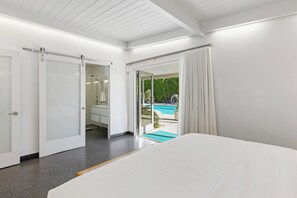 3 habitaciones, escritorio y tabla de planchar con plancha 