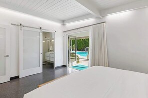 3 bedrooms, iron/ironing board, travel cot, free WiFi - Sunset Glamour - Enchanting Luxury Zen Retreat (Palm Springs)