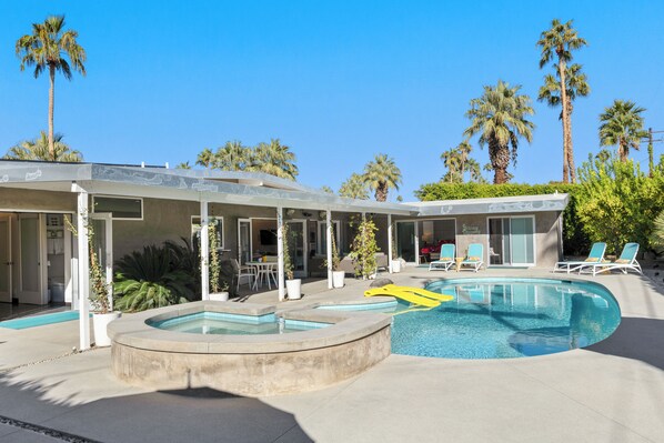 A heated pool - NEW! Enchanted Sunset-Luxury Zen Retreat (Palm Springs)