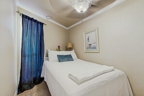 1 bedroom, Internet, bed sheets - 1st-floor condo with balcony, on-site pool, washer/dryer, grills, outdoor shower (Galveston)