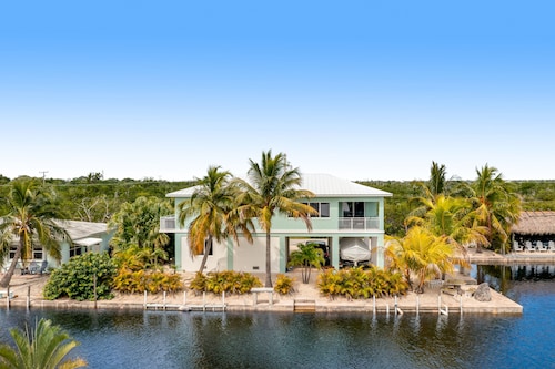 Waterfront home with boat dock, 2 kayaks, 2 bikes, AC & W/D - dog-friendly