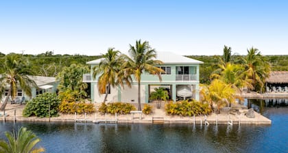 Waterfront home with boat dock, 2 kayaks, 2 bikes, AC & W/D - dog-friendly