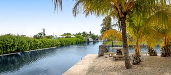 Waterfront home with boat dock, 2 kayaks, 2 bikes, AC & W/D - dog-friendly
