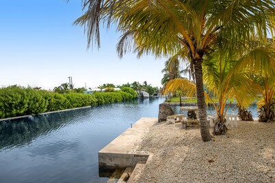 Waterfront home with boat dock, 2 kayaks, 2 bikes, AC & W/D - dog-friendly