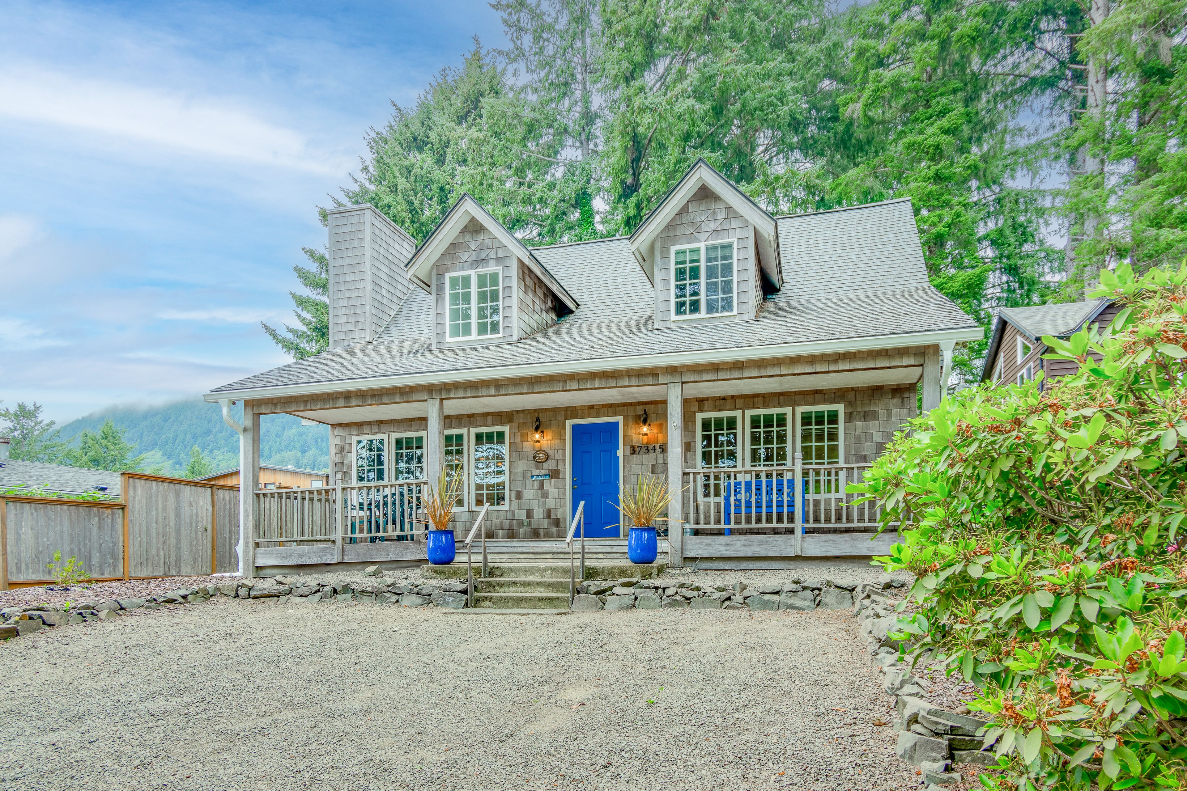 2-story dog-friendly home near the beach with gas fireplace, deck, and gas grill