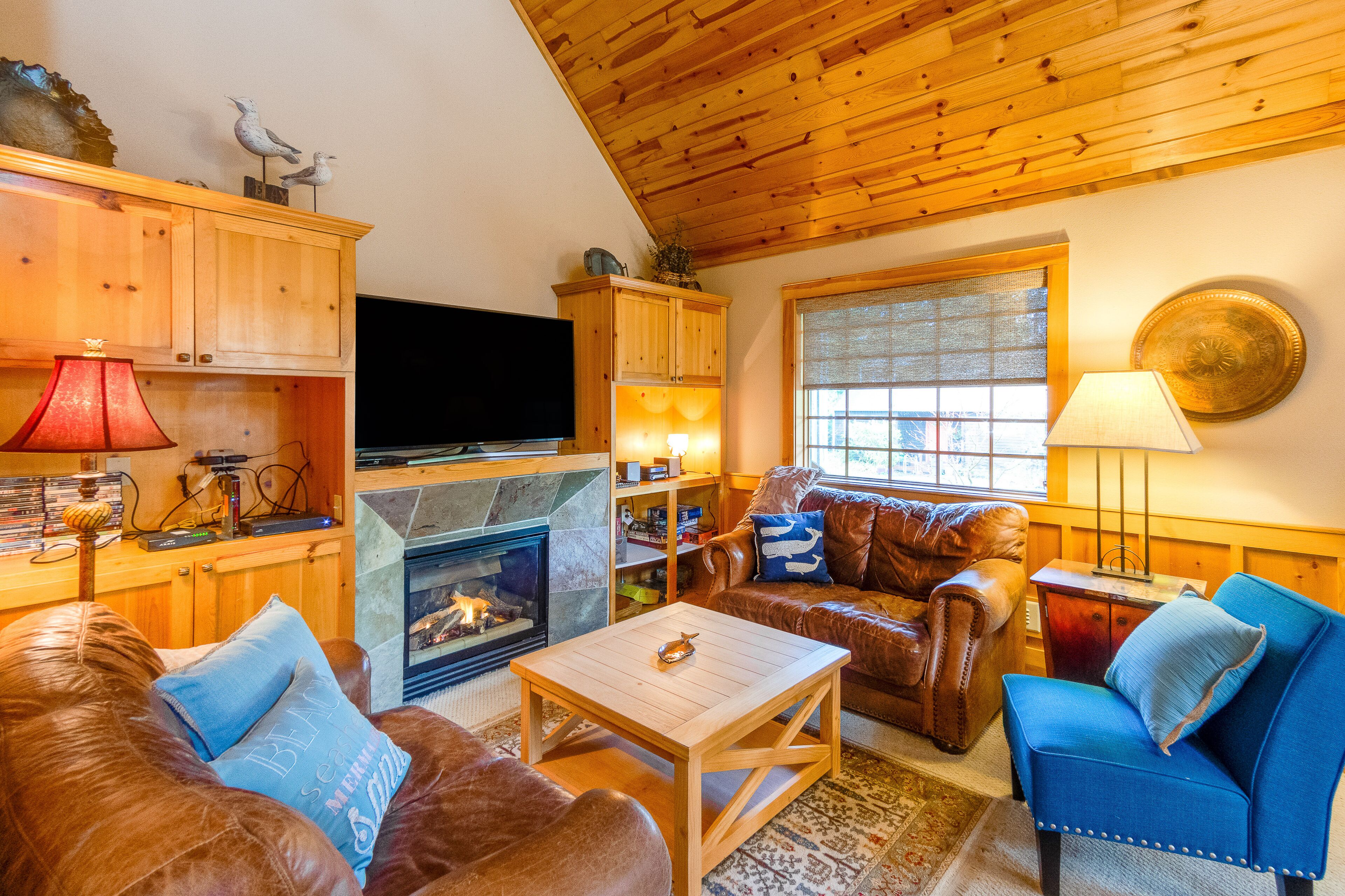 Télévision, cheminée, lecteur de DVD, vidéothèque