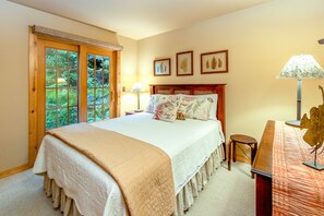 3 bedrooms, Internet, bed sheets - 2-story dog-friendly 1 block from the beach with deck, patio, gas fireplace, W/D (Manzanita)