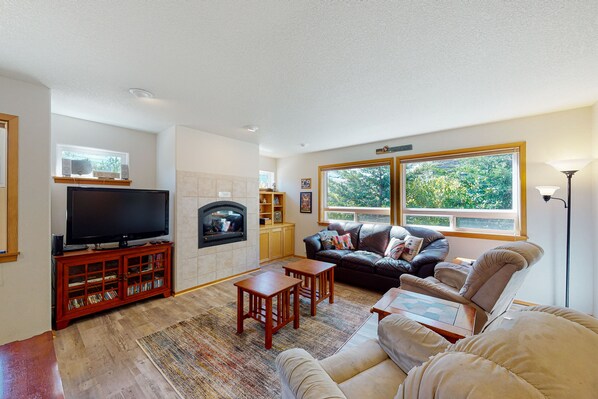 Televisión, chimenea, reproductor de DVD y videoteca 