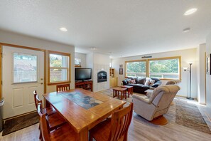 Televisión, chimenea, reproductor de DVD y videoteca 