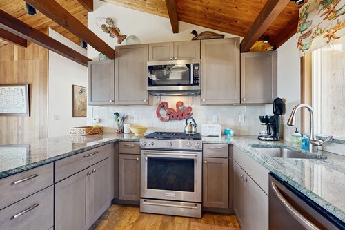 Dog-friendly ocean-view home with gas grill, deck, gas fireplace, washer/dryer