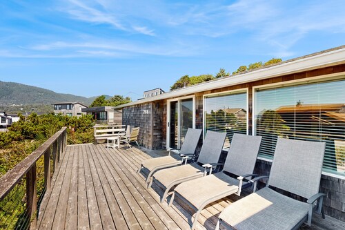 Dog-friendly ocean-view home with gas grill, deck, gas fireplace, washer/dryer