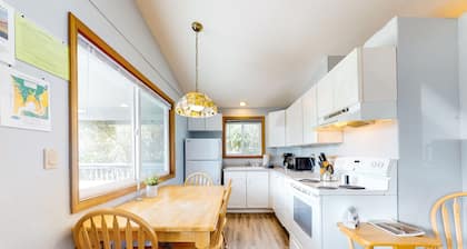 Dog-friendly home one block from the beach with deck & washer/dryer
