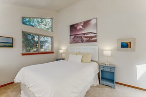 2 bedrooms, internet, bed sheets - Dog-friendly sunlit duplex - 1 block from ocean & perfect beach retreat (Manzanita)
