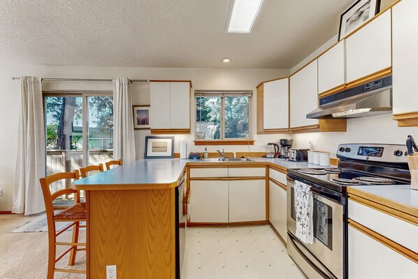 Fridge, microwave, oven, stovetop - Dog-friendly sunlit duplex - 1 block from ocean & perfect beach retreat (Manzanita)
