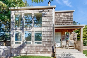Exterior - Dog-friendly sunlit duplex - 1 block from ocean & perfect beach retreat (Manzanita)