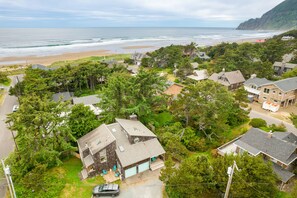 Exterior - Dog-friendly sunlit duplex - 1 block from ocean & perfect beach retreat (Manzanita)