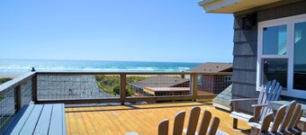Gorgeous dog-friendly home with spectacular ocean views & deck - walk to Main St