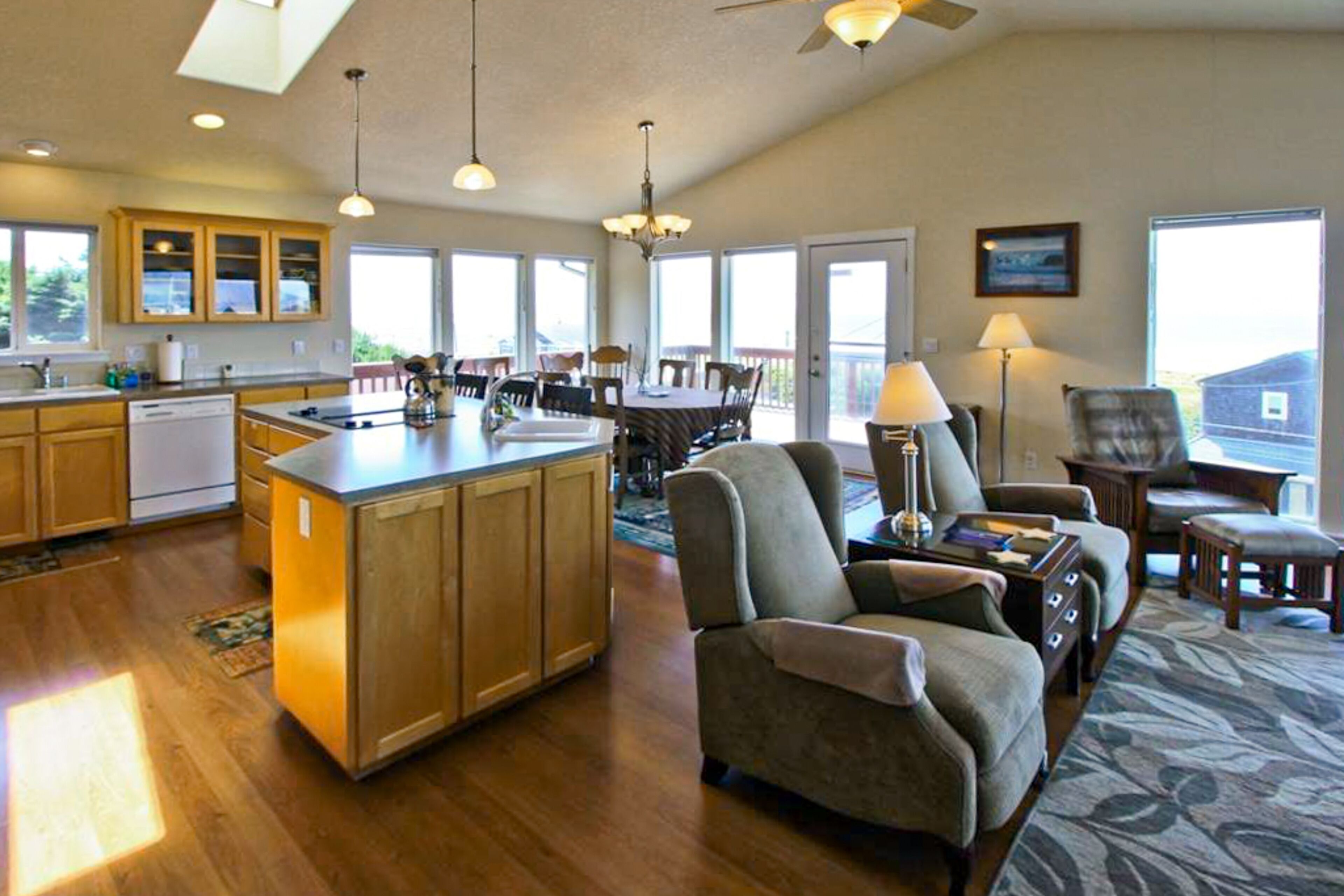 电视、壁炉、DVD 播放器、书