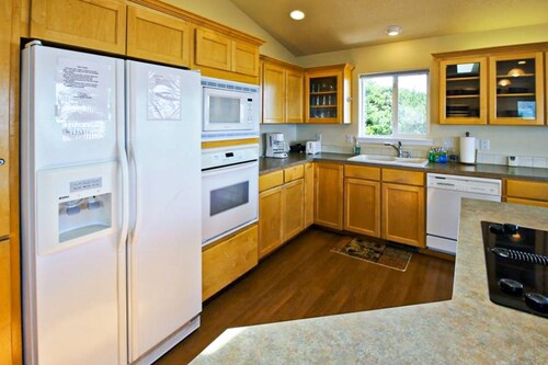 Dog-friendly condo with ocean views, wrap-around deck, gas grill, gas fireplace