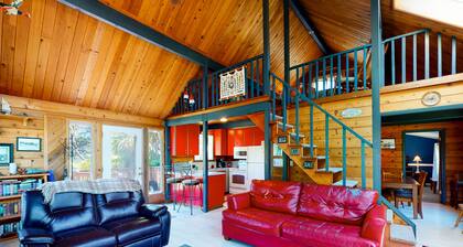 Home near the ocean with beach access, washer/dryer, decks - two dogs welcome