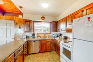 Fridge, microwave, oven, stovetop - Oceanfront home with a deck, washer/dryer, fireplace - two dogs welcome (Manzanita)