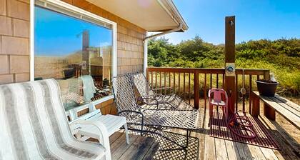 Oceanfront, dog-friendly home with washer/dryer & fireplace
