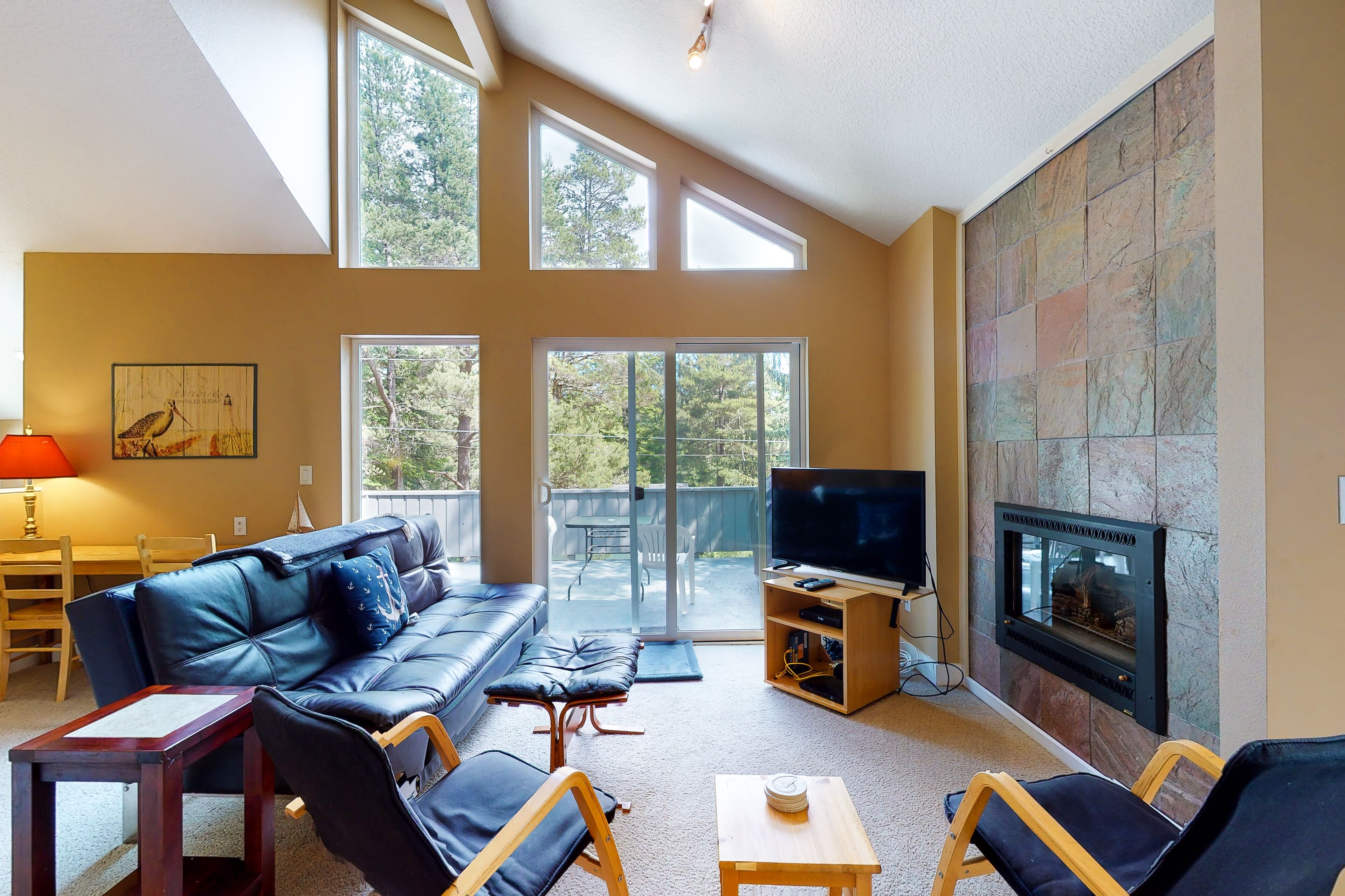 Darling dog-friendly home with gas fireplace, deck, gas grill and beach access