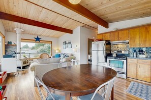 Een koelkast, een magnetron, een oven, een kookplaat