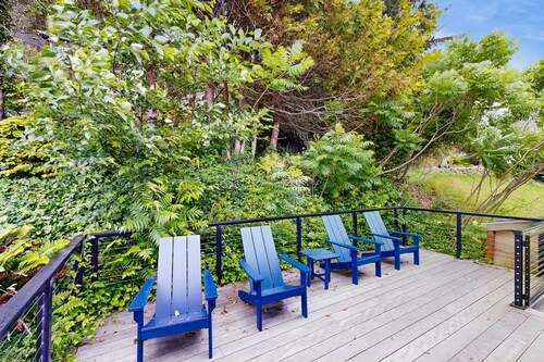 2-story dog-friendly home with deck, gas grill, woodstove & ocean views