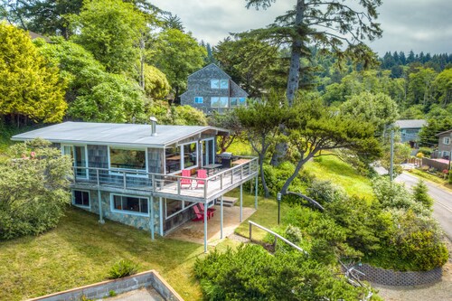 2-story dog-friendly, private hot tub, deck, gas grill, woodstove, ocean view